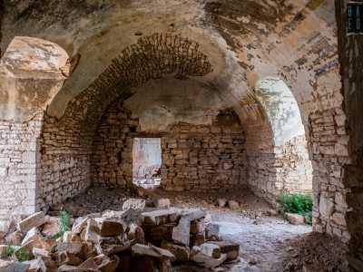 Dalla cappella � possibile muoversi agevolmente verso la parte est del piano terra, in quanto tutte le stanze che scandiscono l�ambiente sono comunicanti. La prima, ben illuminata, ripresenta lo stesso disegno di pavimento, reso quasi invisibile dalle macerie